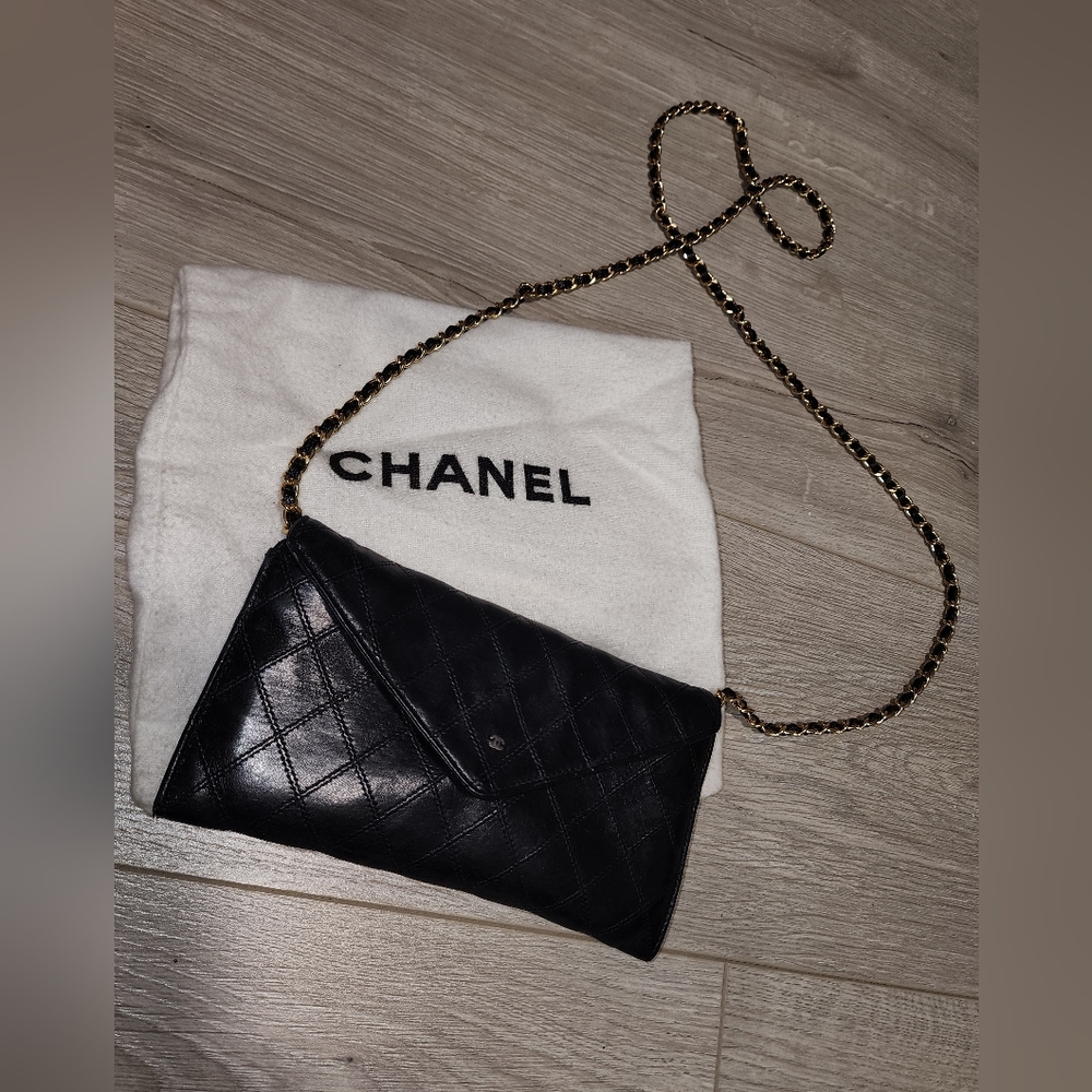 Rare vintage Chanel crossbody wallet